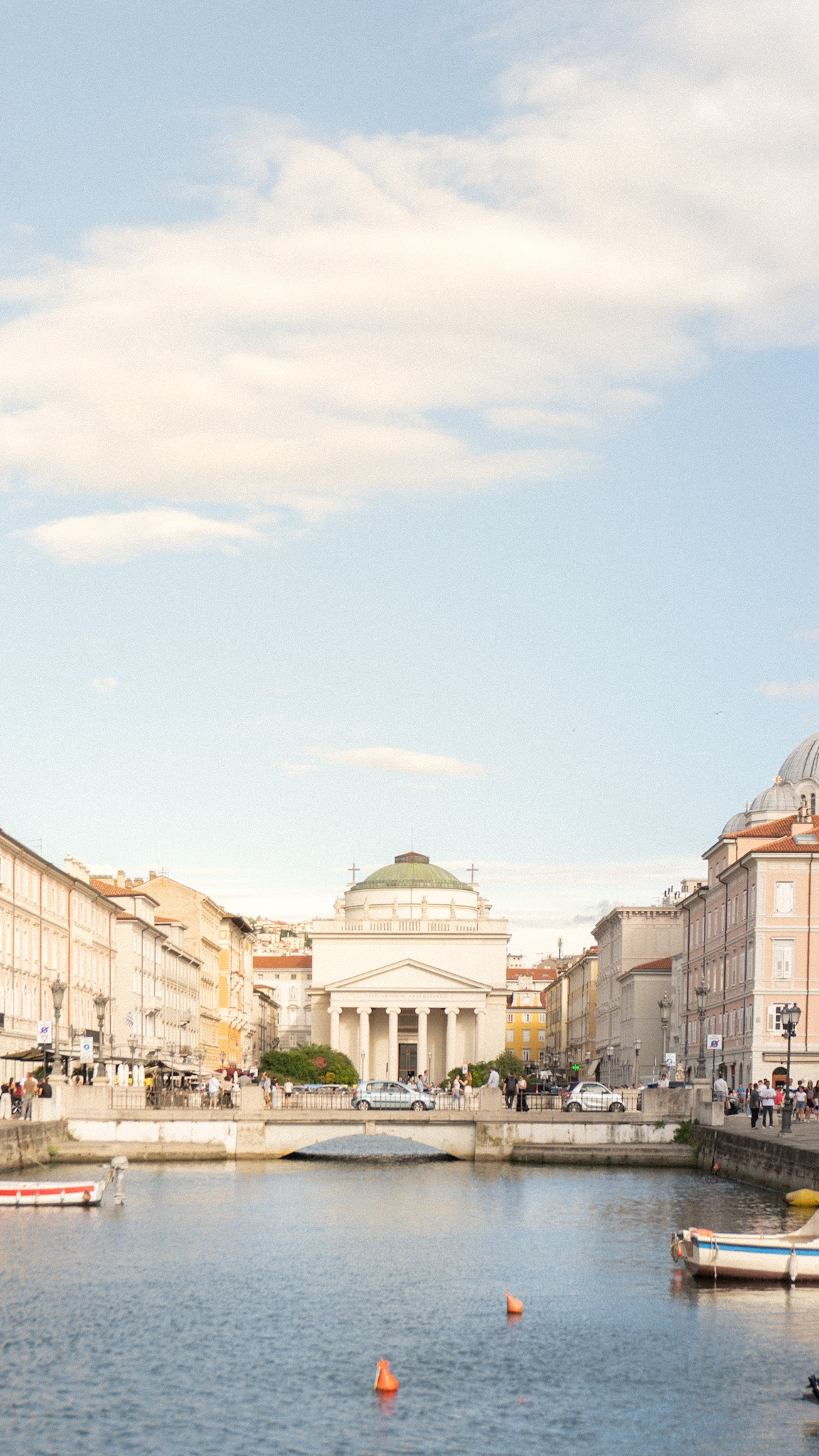 Palazzo storico di Trieste al tramonto